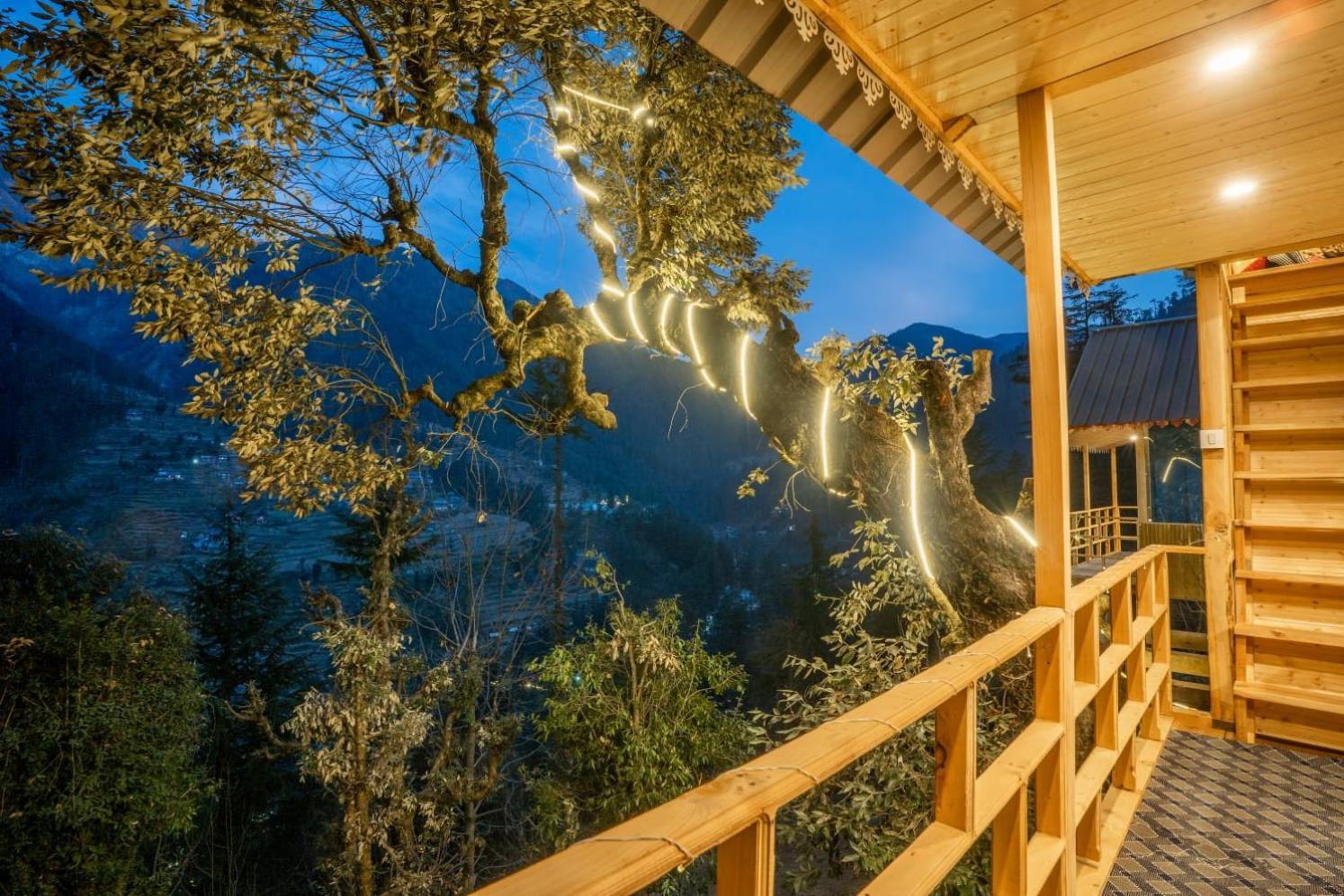 Into The Woods Treehouse Jibhi Villa Eksteriør bilde